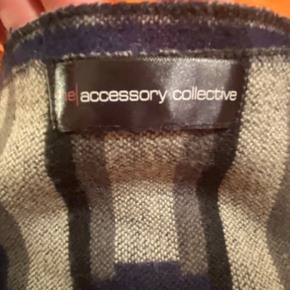 Southwestern Pattern Infinity Scarf in Beige/Navy - Picture 7 of 7